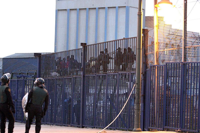 CIENTOS DE INMIGRANTES INTENTAN ENTRAR A MELILLA Y VARIOS SE SUBEN A VALLA