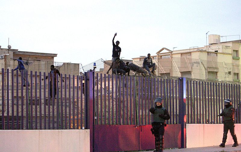 CIENTOS DE INMIGRANTES INTENTAN ENTRAR A MELILLA Y VARIOS SE SUBEN A VALLA