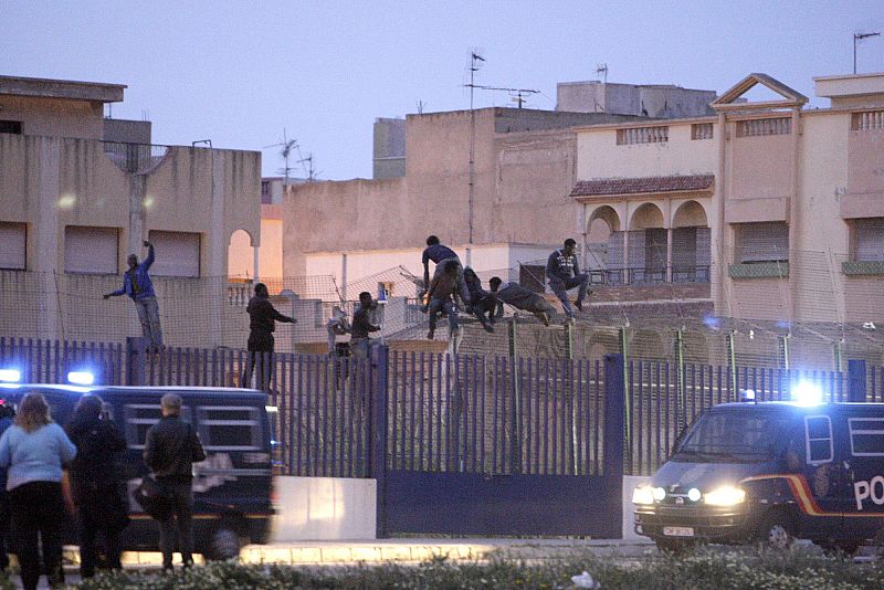 CIENTOS DE INMIGRANTES INTENTAN ENTRAR A MELILLA Y VARIOS SE SUBEN A VALLA