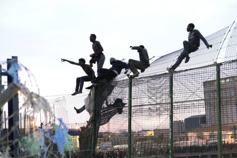 CIENTOS DE INMIGRANTES INTENTAN ENTRAR A MELILLA Y VARIOS SE SUBEN A VALLA