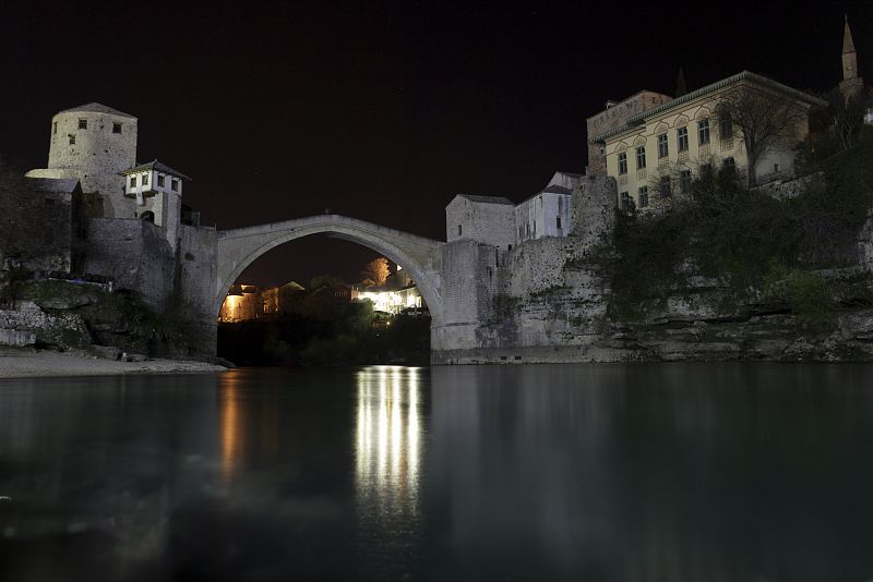 "The Old Bridge (El puente viejo)" en Móstar, Bosnia, durante el apagón de "La hora del planeta"