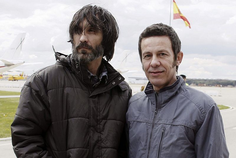 Javier Espinosa (Idrcha.) y  Ricardo García (izq.) tras su llegada a Torrejón de Ardoz, tras ser liberados.