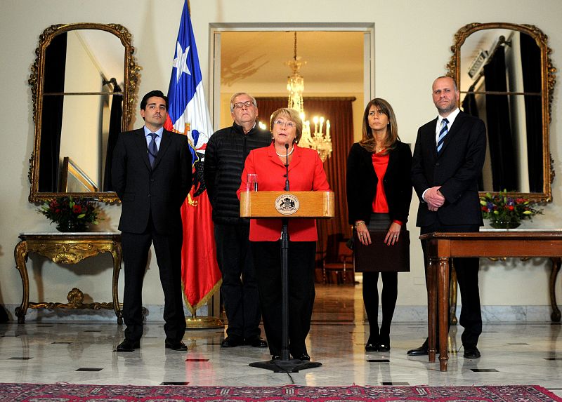 La presidenta de Chile, Michelle Bachelet, comparece en Santiago tras declarar zona catástrofica las zonas afectadas por el terremoto