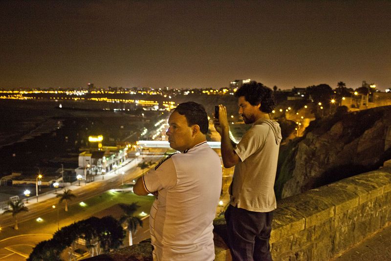 Vecinos de la bahía de Costa Verde, en Lima (Perú), tras la alerta de tsunami declarada también en este país