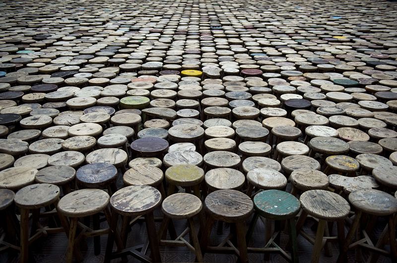 La instalación lllamada "Stools" (2014), formada por taburetes de madera.