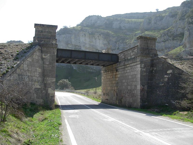 Un puente metálico del Santander-Mediterráneo a la altura de Peñahorada