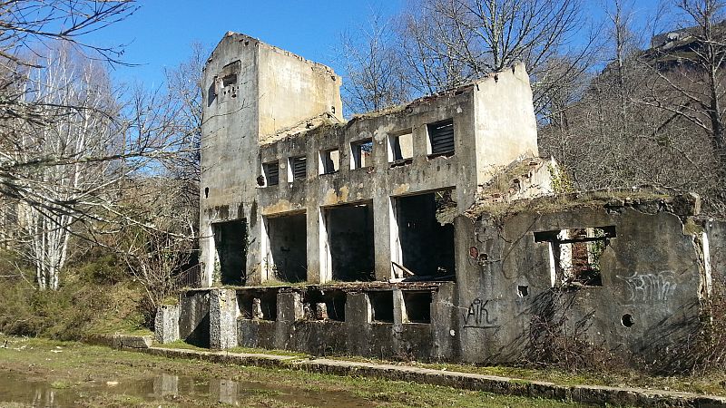 Pequeña central eléctrica para las obras del túnel de La Engaña