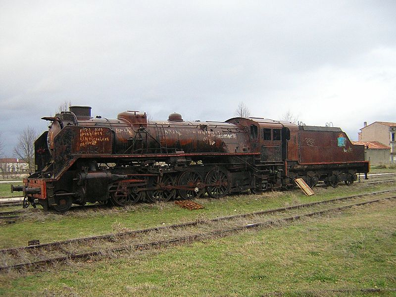 Locomotora Mikado de Renfe abandonada en la estación de Villarcayo