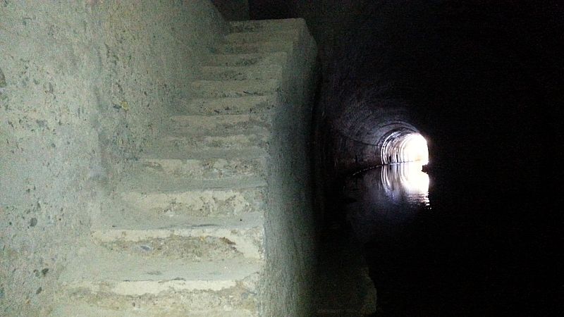 Escalera de ascenso a la galería de enfilación del túnel de La Engaña, parcialmente inundado