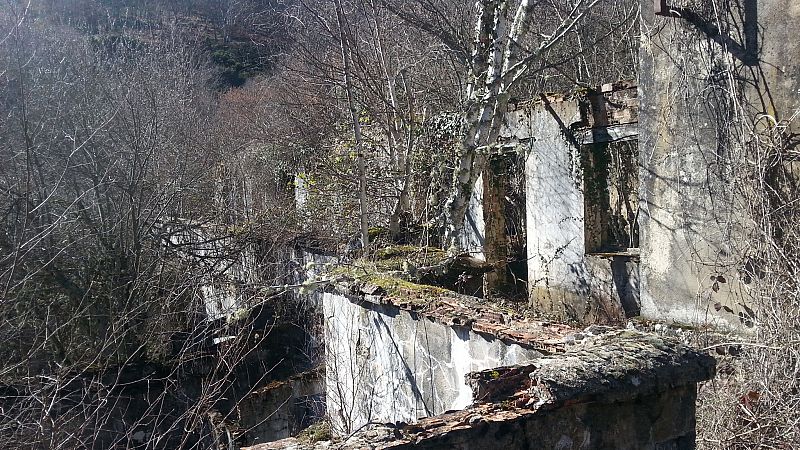 Ruinas de un albergue para obreros junto a la boca sur del túnel de La Engaña