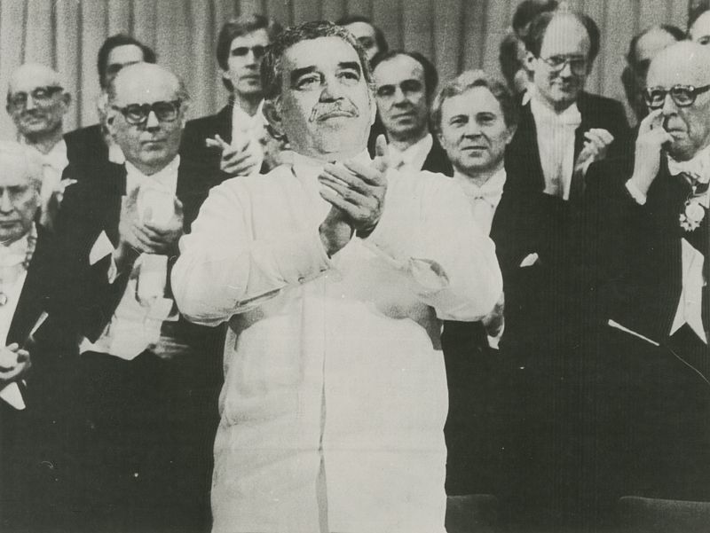 Gabriel García Márquez, vestido con el traje típico 'liquiliqui', en la entrega de los premios Nobel en 1982