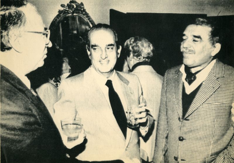 El ministro español de Exteriores Fernando Morán con Belisario Betancurt y Gabriel García Márquez en Madrid en una recepción en Bogotá en 1983