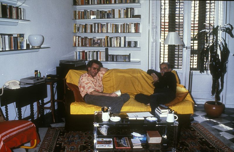 El director Jaime Chavarri entrevista a Gabriel García Márquez durante el rodaje de la serie 'Los amores difíciles' en 1988
