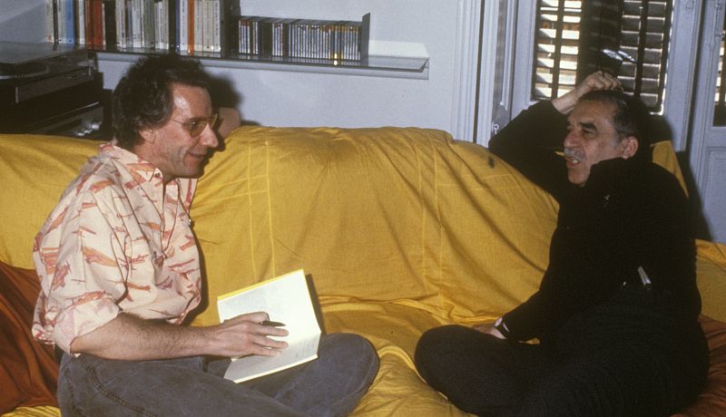 El director de cine Jaime Chavarri entrevista a Gabriel García Márquez durante el rodaje de la serie 'Los amores difíciles' en 1988