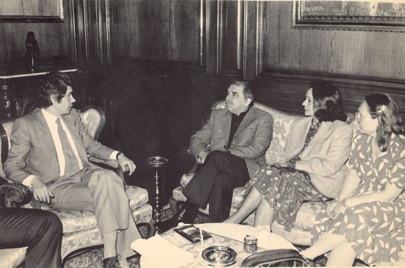 Pascual Maragall y su esposa Diana Garrigosa reciben a Gabriel García Márquez y su esposa Mercedes Barcha en 1983 en Madrid