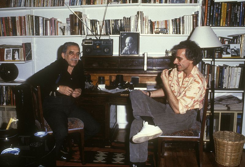 El director de cine Jaime Chavarri entrevista a Gabriel García Márquez durante el rodaje de la serie 'Los amores difíciles' en 1988