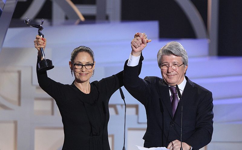 La actriz brasileña Sonia Braga (i), junto al presidente de la Entidad de Gestión de Derechos de los productores (EGEDA), Enrique Cerezo, recibe el premio Platino de Honor en reconocimiento a su trayectoria profesional