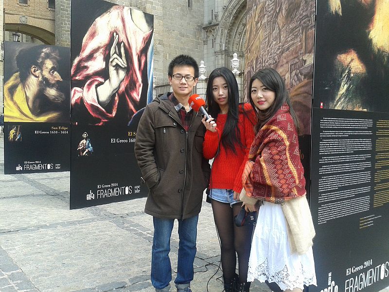 Turistas extranjeros pasn por el especial de Radio 5 en Toledo por el aniversario de la muerte de El Greco