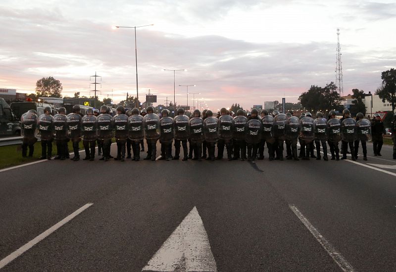 Los gendarmes argentinos en formación durante el bloqueo de una autopista bonaerense por parte de un grupo de manifestantes