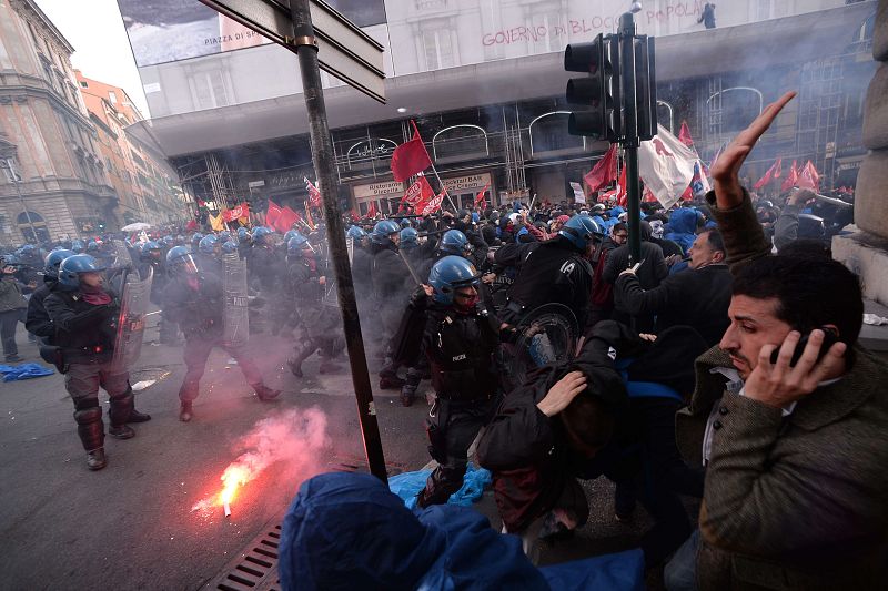 La protesta comenzó de manera pacífica, pero un grupo de encapuchados se separaron y empezaron a lanzar huevos, botellas y petardos a la policía.