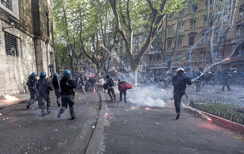 Los enfrentamientos entre la policía y los manifestantes handejado cuatro heridos.