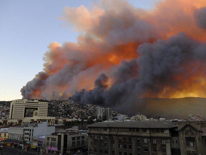 Una columna de fuego se levanta sobre la ciudad de Valparaíso, donde un fuego ha arrasado cerca de 300 hectáreas