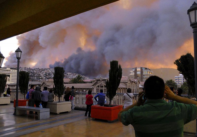 Una enorme columna de humo está provocando problemas respiratorios a los habitantes de Valparaíso