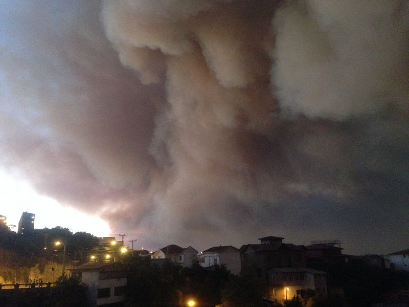 Vista de una humareda provocada por un incendio en uno de los cerros de la ciudad de Valparaíso (Chile)