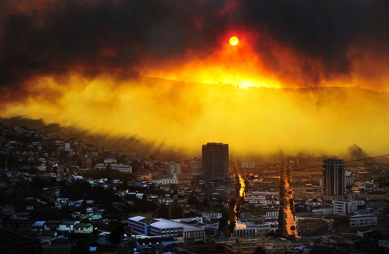 Vista general del incendio forestal que ha arrasado centenares de casas en Valparaíso, Chile