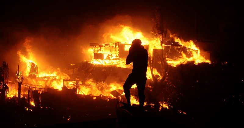 El dispositivo de bomberos y equipos de rescate lucha contra el fuego y el viento en Valparaíso, Chile