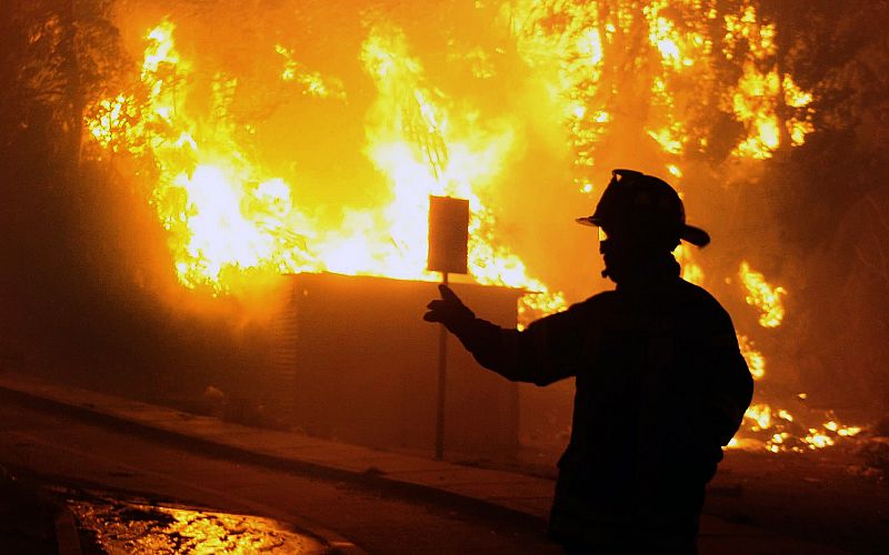Un bombero trabaja en la extinción del fuego que arrasa Valparaíso