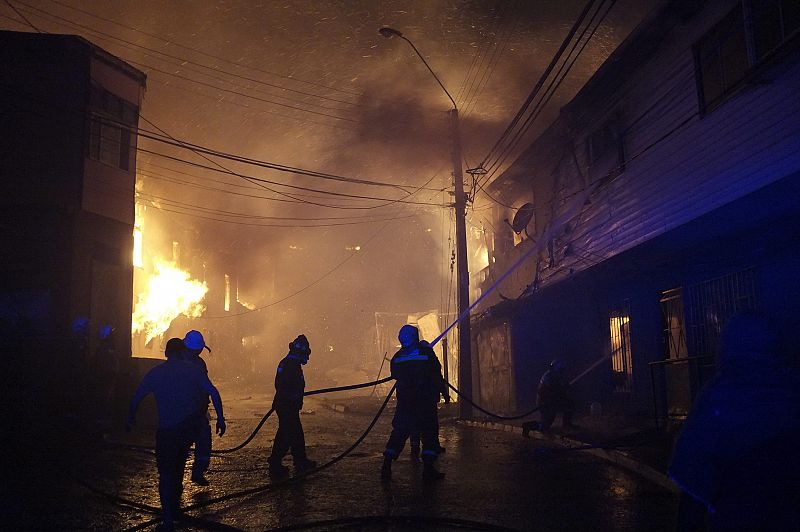 Los bomberos tratan de controlar el incendio de Valparaíso que ha obligado a Bachelet a declarar el estado de excepción