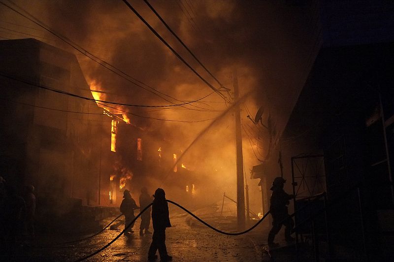 Más de 2.000 personas han tenido que ser evacuadas de sus viviendas por el incendio en Valparaíso, Chile