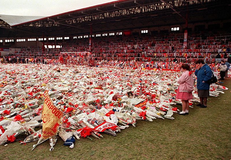 La tragedia de Hillsborough golpeó en el corazón del Liverpool. En la imagen, una ofrenda floral en Anfield en 1989