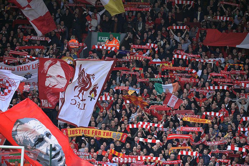 Hinchas del Liverpool recordaron durante el partido contra el Manchester City a los compañeros muertos en Hillsborough 25 años atrás