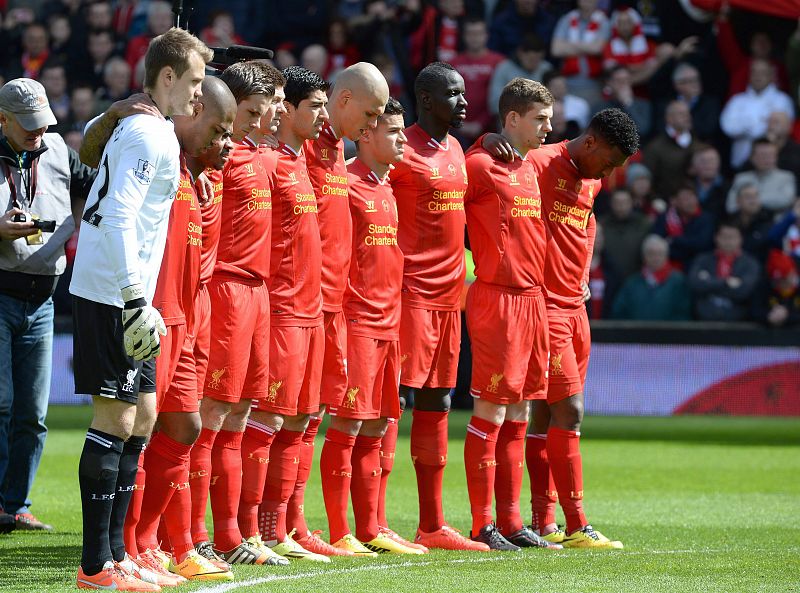 Los jugadores del Liverpool guardan un minuto de silencio por los 96 hinchas muertos en Hillsborough