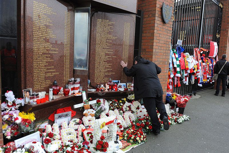 El Hillsborough memorial levantado a las afueras de Anfield recibió numerosas ofrendas