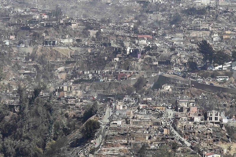 La luz del día muestra la devastación del fuego en las montañas de Valparaiso.