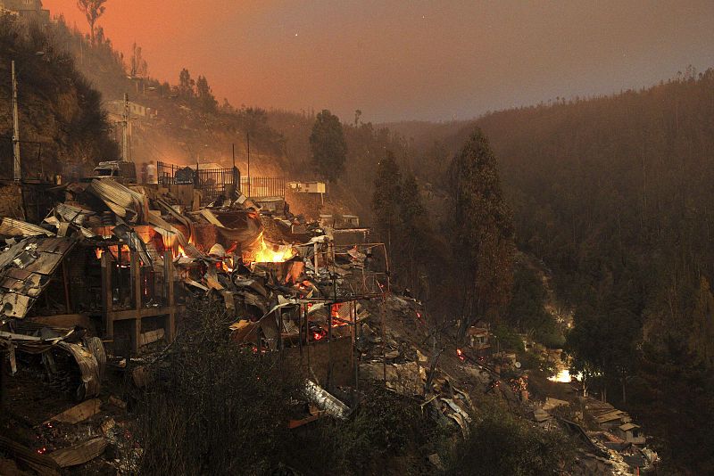 Vista de las casas destruidas en el punto en el que el incendio forestal se apoderó de varios vecindarios en las montañas de Valparaíso.