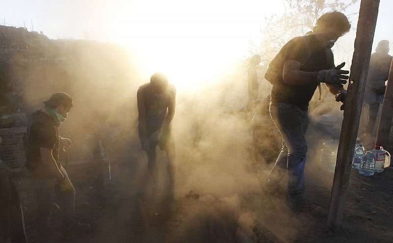 Los vecinos retiran escombros de casas calcinadas por el incendio más grande de la histoira de Chile.