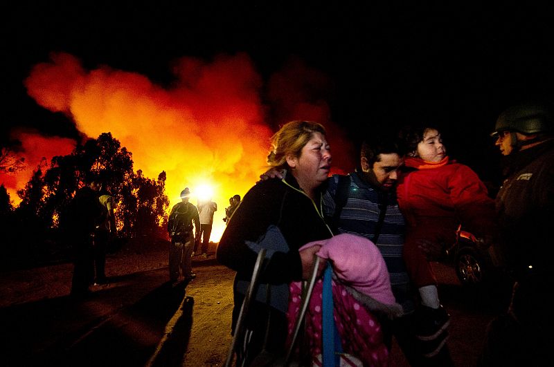 La gente busca refugio después dela reactivación del incendio en Valparaiso.