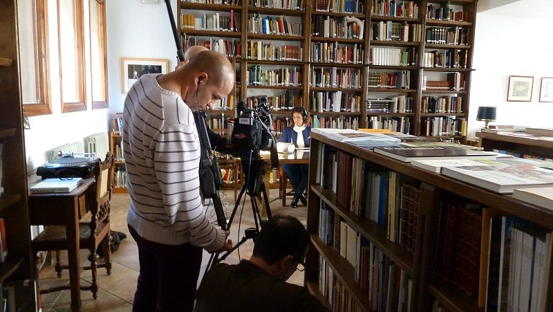 Vanesa escoge canciones para su repertorio en el Centro Joaquín Díaz