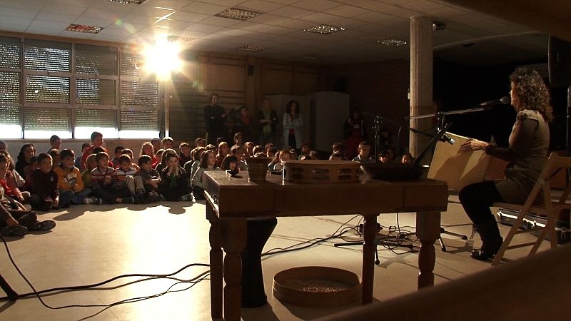 Vanesa Muela en un concierto escolar