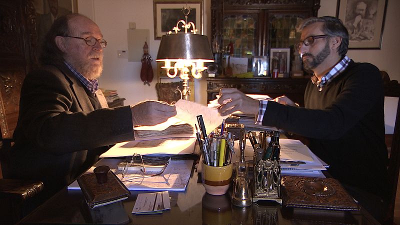 El músico Joaquín Díaz analizando unos viejos documentos con Carlos Porro