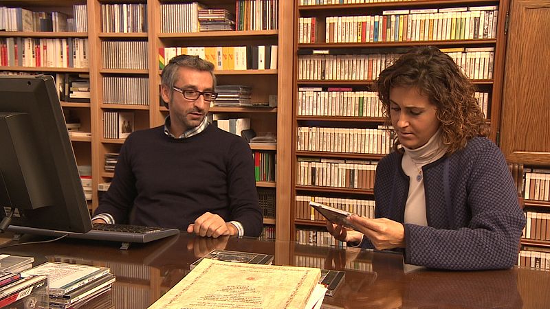 Carlos Porro, responsable del archivo del centro Joaquín Díaz, con Vanesa
