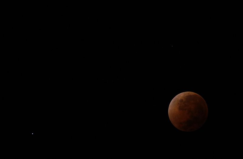 Otra instantánea del fenómeno de la luna roja tomada en Buenos Aires (Argentina).