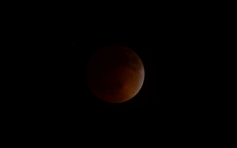 El eclipse total de luna visto desde el valle de San Gabriel, al sur de California, en Estados Unidos.