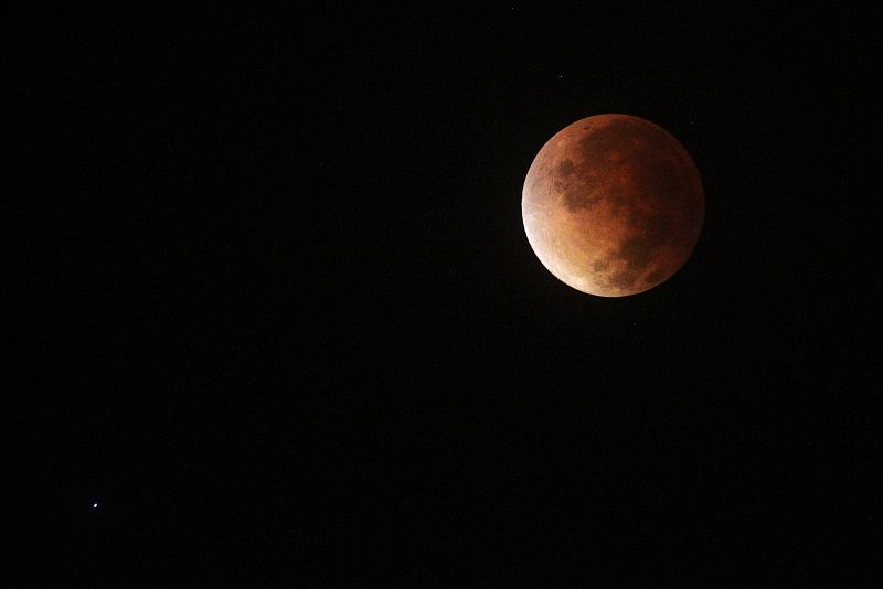 El eclipse lunar visto la madrugada del martes 15 de abril desde Lima.