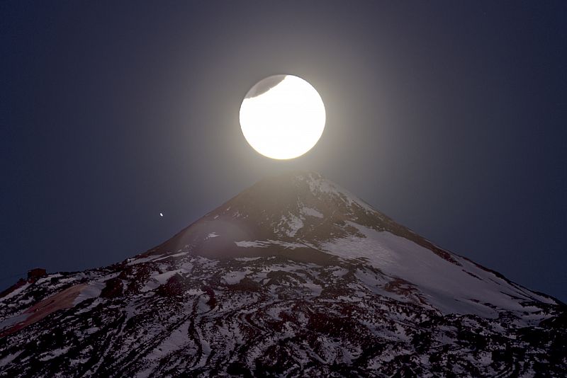 Vista de la luna parcialmente eclipsada sobre el pico del Teide, en Tenerife.