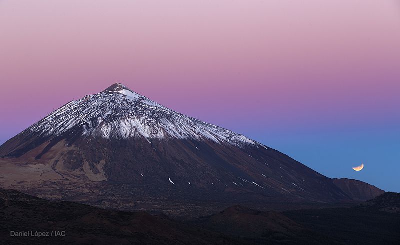 La luna, a la derecha, durante el amanecer en el que se podía observar el eclipse total de luna desde Tenerife.